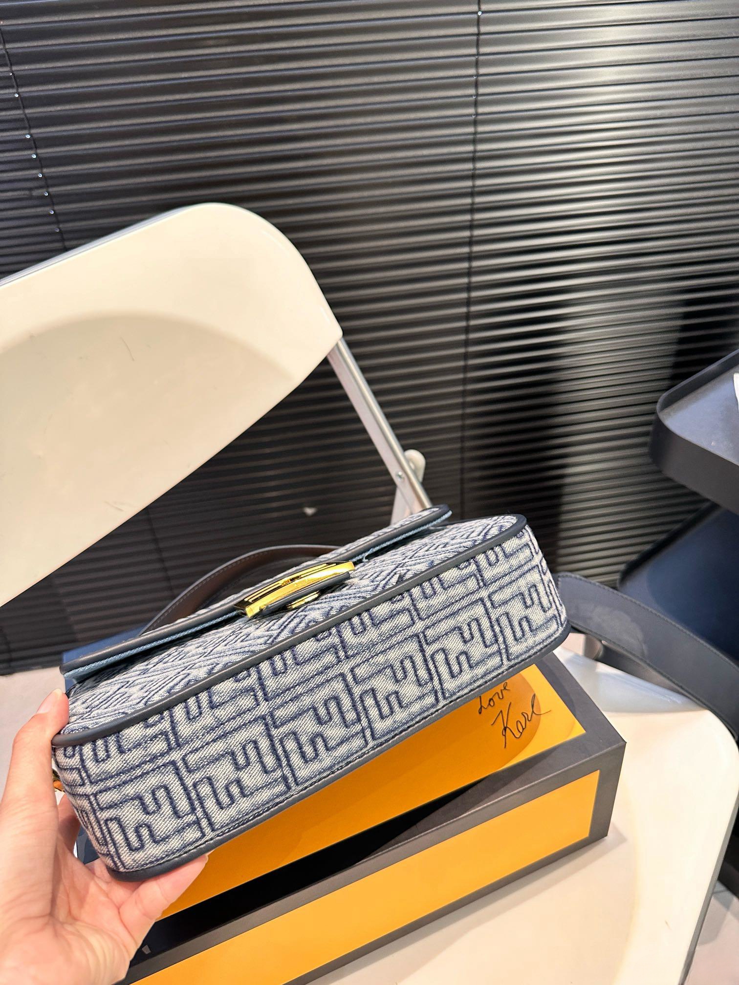 【FENDI  公式旗艦店】フェンディ 斜めがけバッグ  当日出荷 好評に付き再入荷！25*15CM  240720