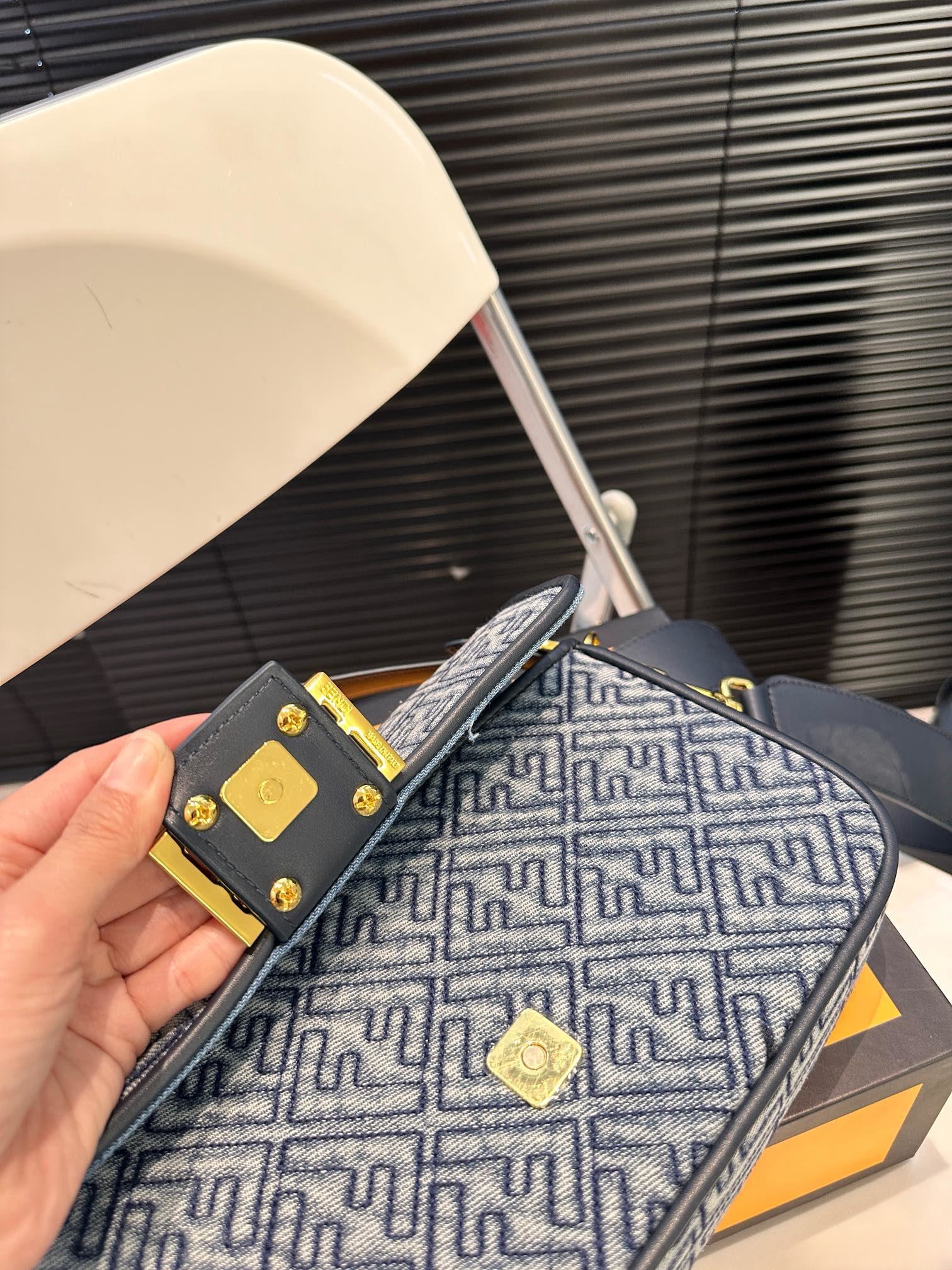 【FENDI  公式旗艦店】フェンディ 斜めがけバッグ  当日出荷 好評に付き再入荷！25*15CM  240720