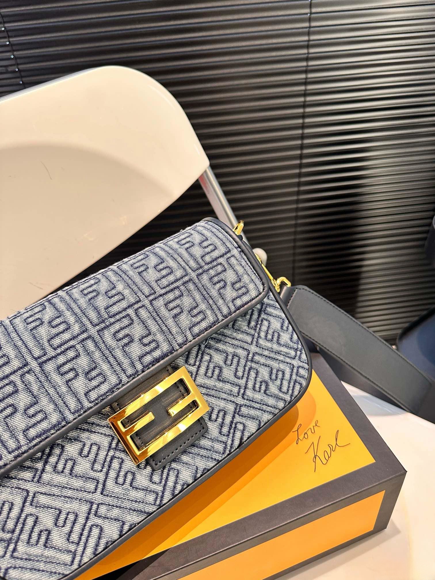 【FENDI  公式旗艦店】フェンディ 斜めがけバッグ  当日出荷 好評に付き再入荷！25*15CM  240720