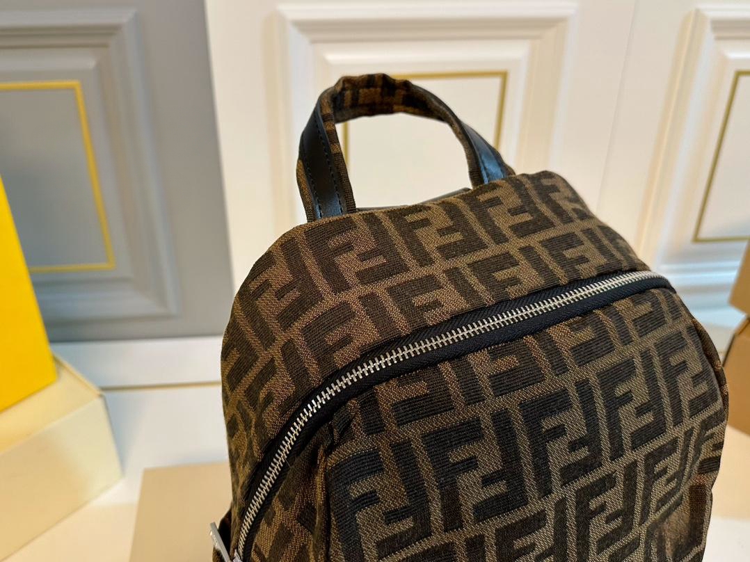 【FENDI  公式旗艦店】フェンディ  リュックサック  当日出荷 好評に付き再入荷！28*31CM  240720