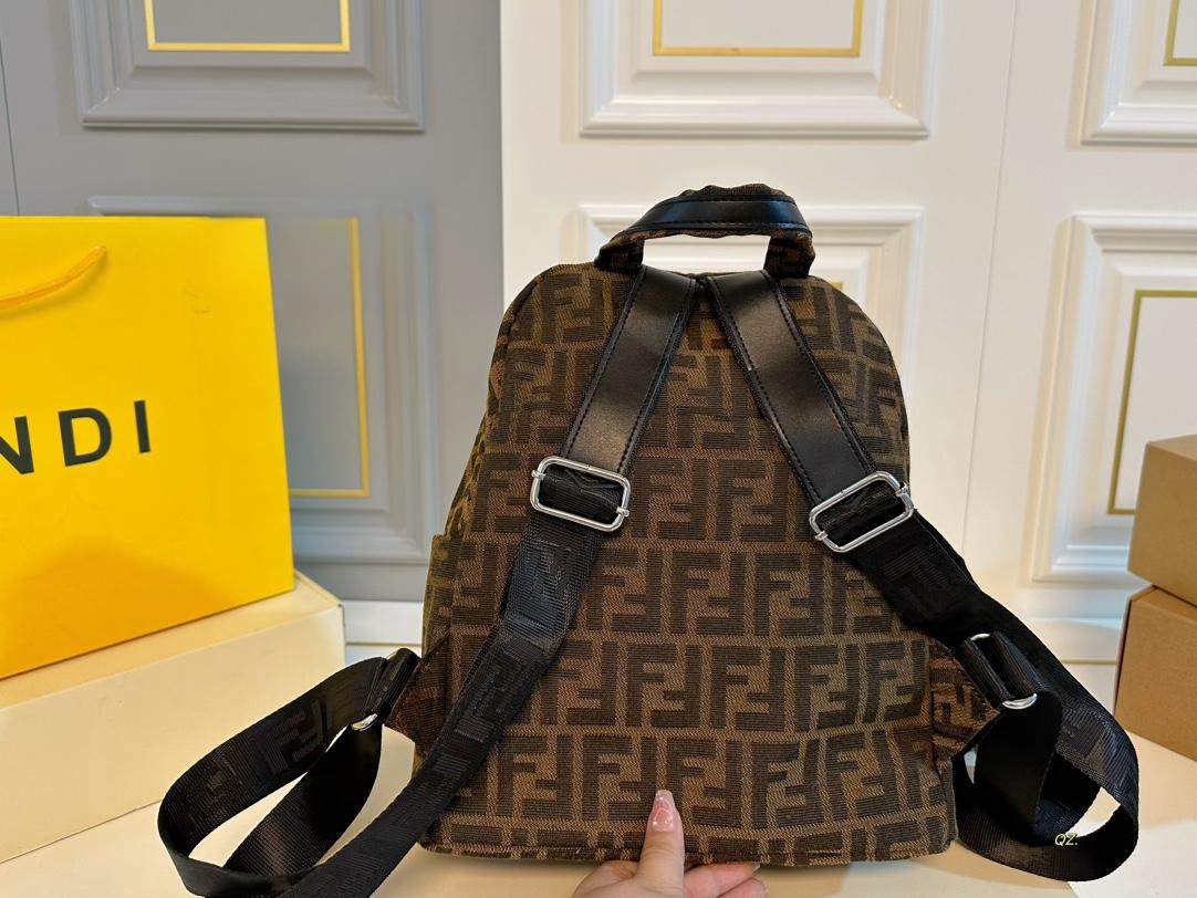 【FENDI  公式旗艦店】フェンディ  リュックサック  当日出荷 好評に付き再入荷！28*31CM  240720