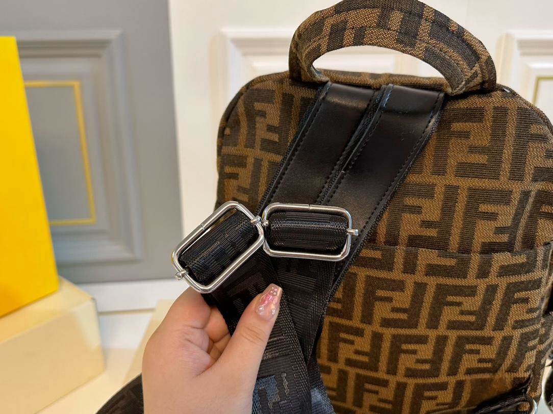 【FENDI  公式旗艦店】フェンディ  リュックサック  当日出荷 好評に付き再入荷！28*31CM  240720