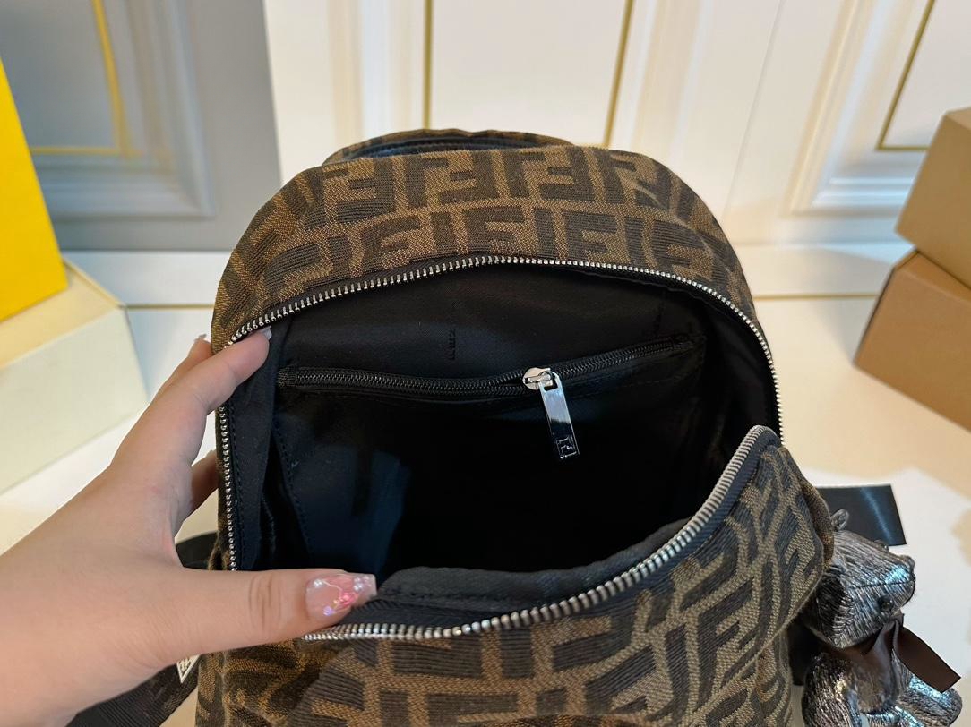 【FENDI  公式旗艦店】フェンディ  リュックサック  当日出荷 好評に付き再入荷！28*31CM  240720