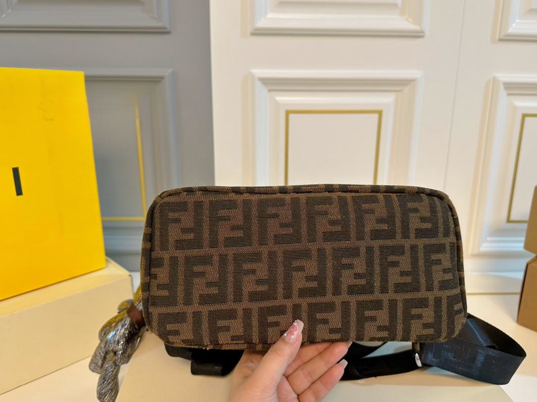 【FENDI  公式旗艦店】フェンディ  リュックサック  当日出荷 好評に付き再入荷！28*31CM  240720