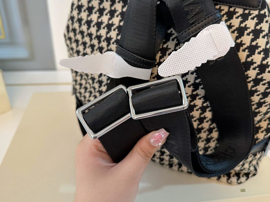 【DIOR公式旗艦店】ディオール  斜めがけバッグ 当日出荷 好評に付き再入荷！30*32CM 240720