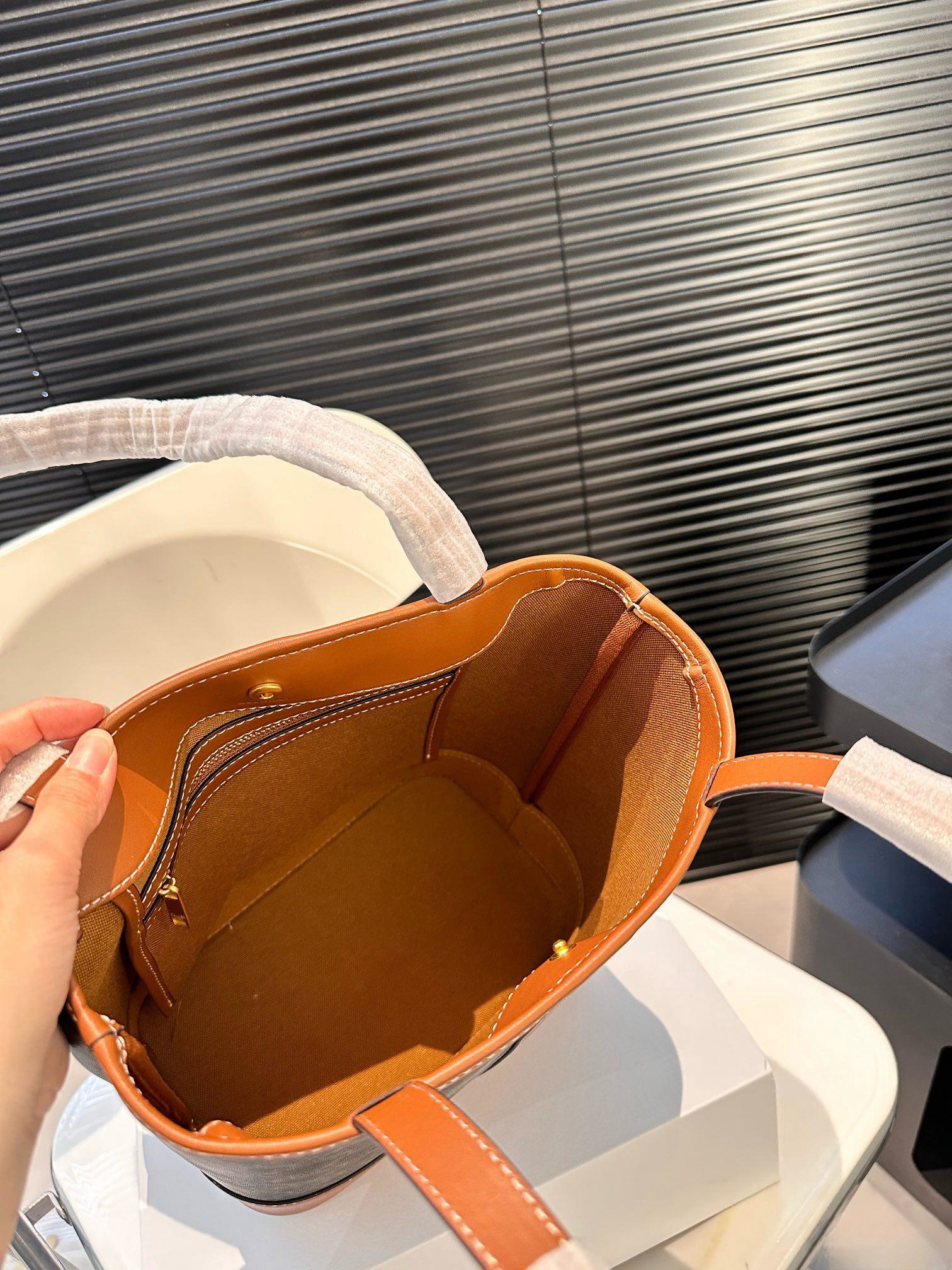 【CELINE 公式旗艦店】セリーヌ ハンドバッグ 当日出荷 好評に付き再入荷！39*29CM  1240723