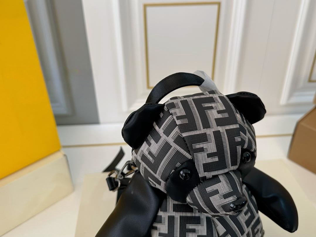 【FENDI  公式旗艦店】フェンディ  リュックサック  当日出荷 好評に付き再入荷！17*30CM  240720