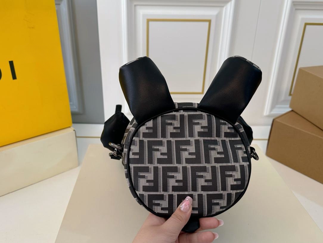 【FENDI  公式旗艦店】フェンディ  リュックサック  当日出荷 好評に付き再入荷！17*30CM  240720