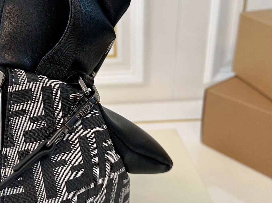 【FENDI  公式旗艦店】フェンディ  リュックサック  当日出荷 好評に付き再入荷！17*30CM  240720