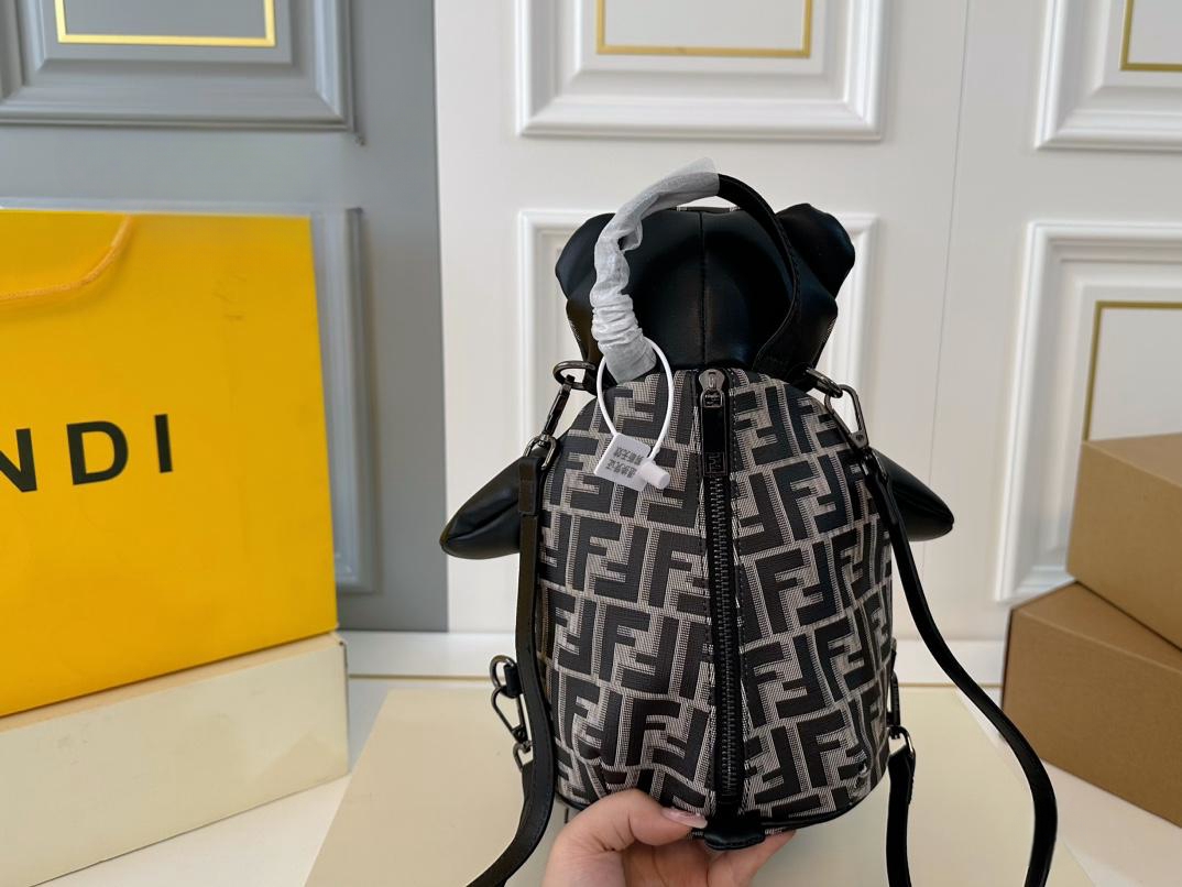 【FENDI  公式旗艦店】フェンディ  リュックサック  当日出荷 好評に付き再入荷！17*30CM  240720