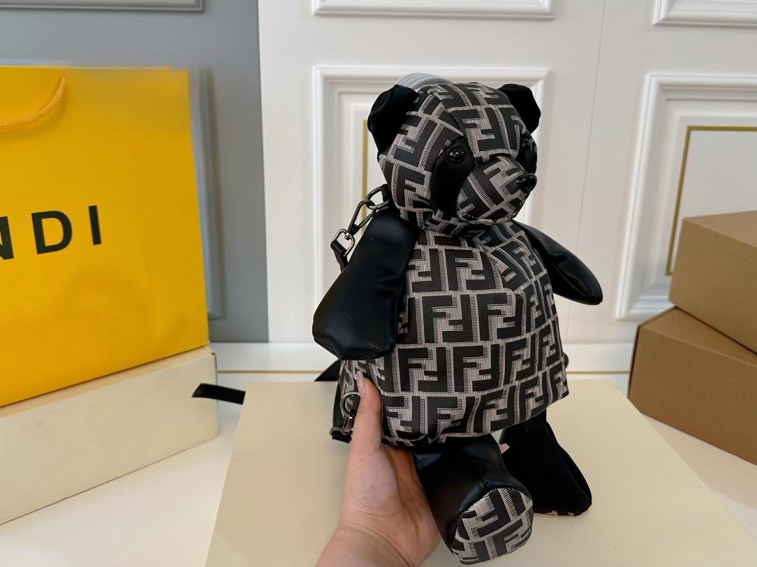 【FENDI  公式旗艦店】フェンディ  リュックサック  当日出荷 好評に付き再入荷！17*30CM  240720