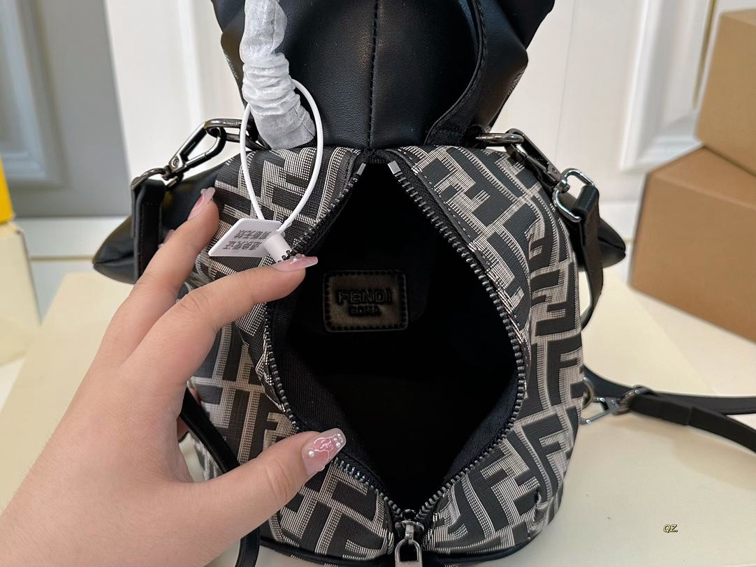 【FENDI  公式旗艦店】フェンディ  リュックサック  当日出荷 好評に付き再入荷！17*30CM  240720