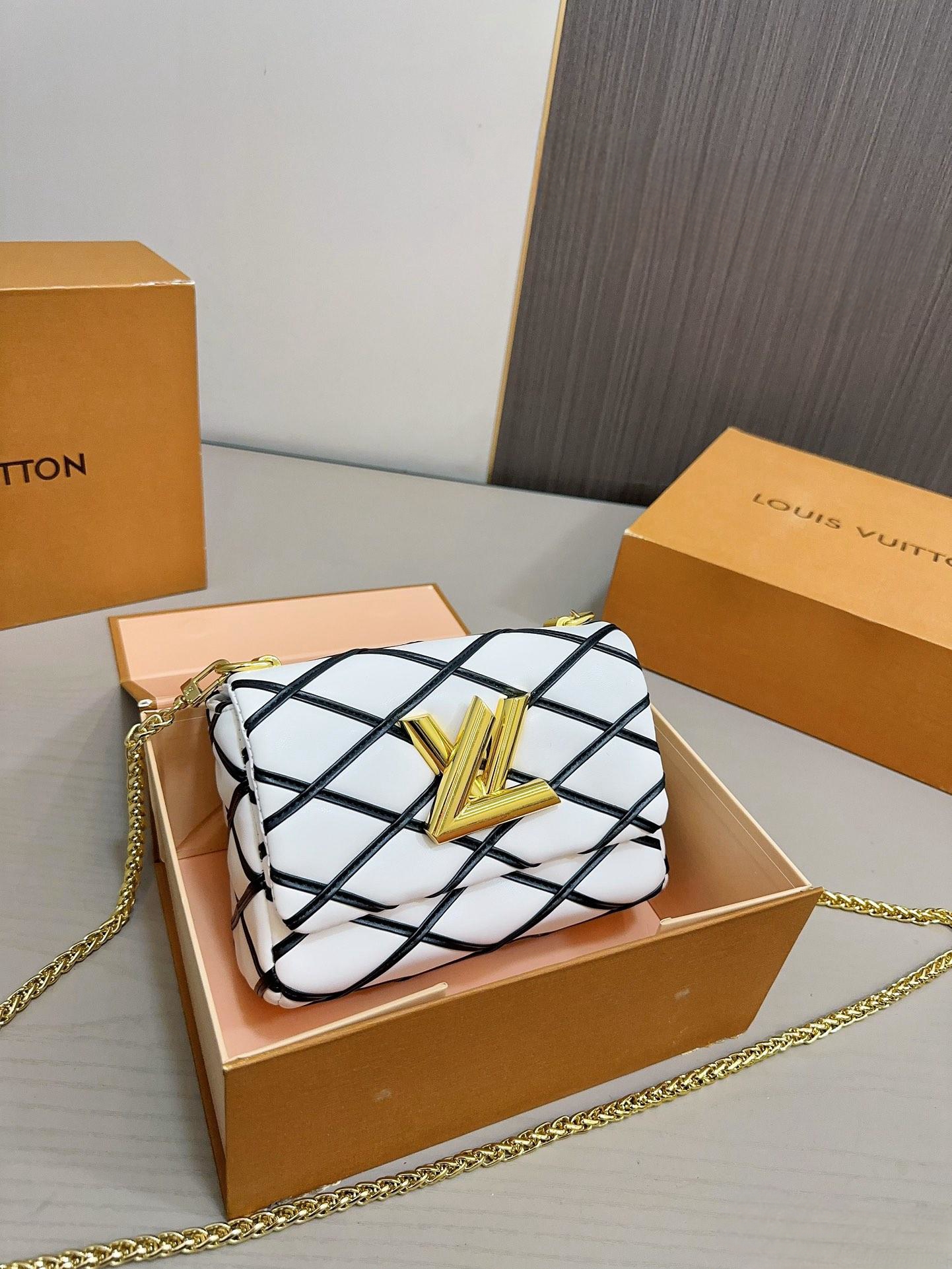 【LOUIS VUITTON 公式旗艦店】ルイヴィトン  斜めがけバッグ 当日出荷 好評に付き再入荷！21*15CM  1240722