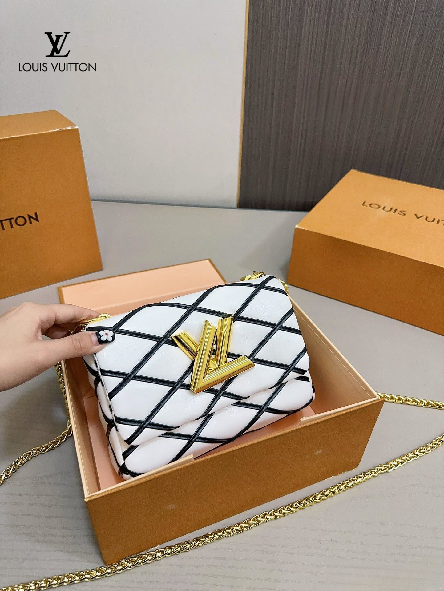 【LOUIS VUITTON 公式旗艦店】ルイヴィトン  斜めがけバッグ 当日出荷 好評に付き再入荷！21*15CM  1240722
