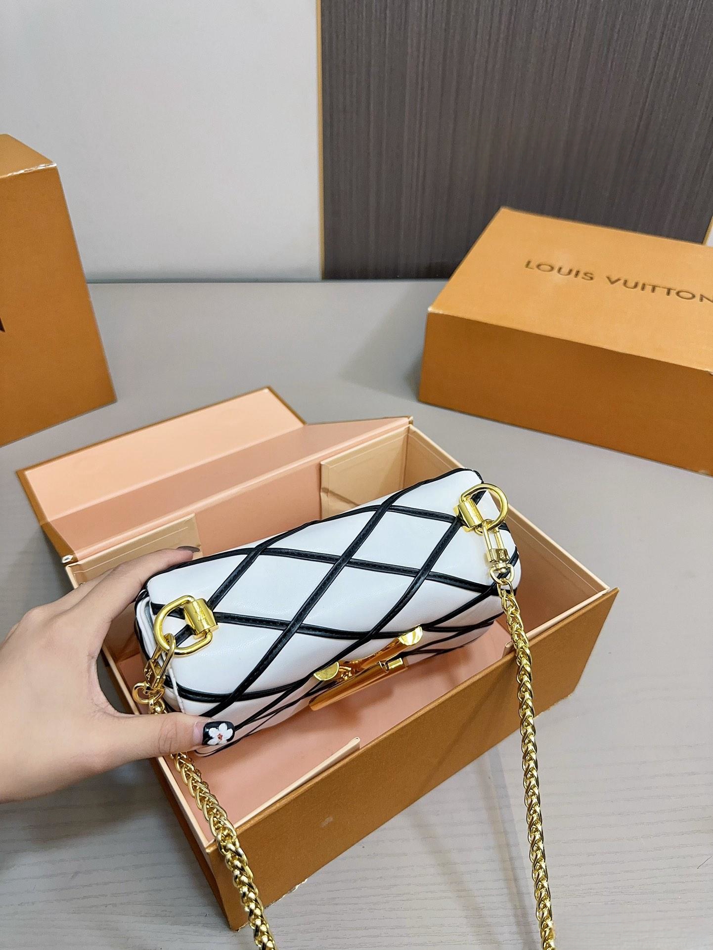 【LOUIS VUITTON 公式旗艦店】ルイヴィトン  斜めがけバッグ 当日出荷 好評に付き再入荷！21*15CM  1240722