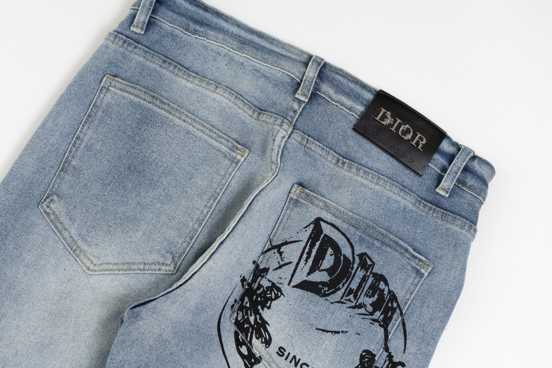 【DIOR 公式旗艦店】ディオール  ジーパン  ご好評に付き再入荷  240831