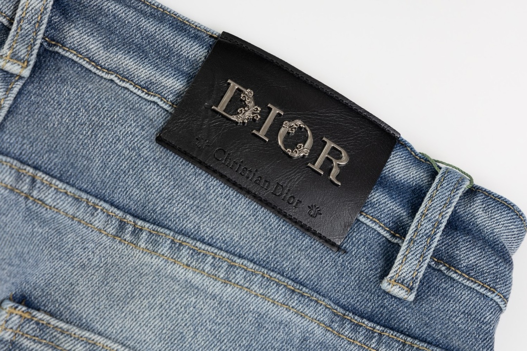 【DIOR 公式旗艦店】ディオール  ジーパン  ご好評に付き再入荷  240831