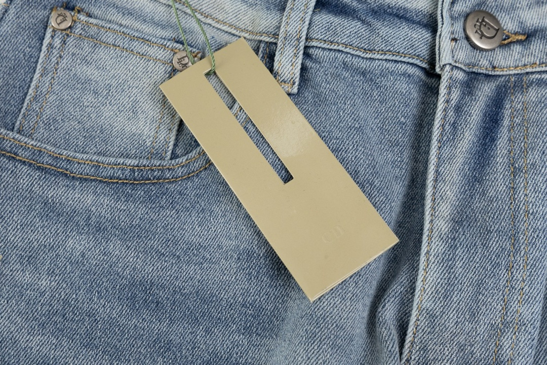 【DIOR 公式旗艦店】ディオール  ジーパン  ご好評に付き再入荷  240831