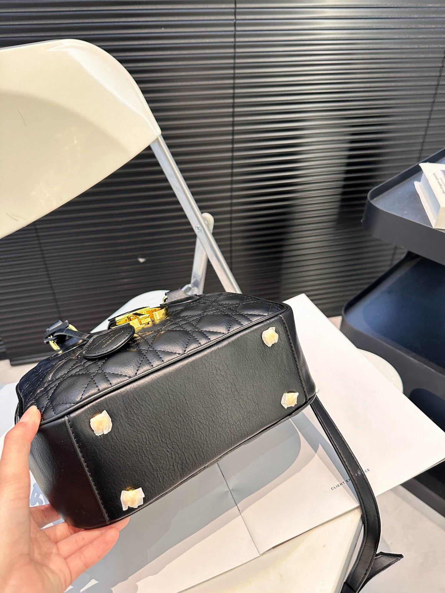 【DIOR公式旗艦店】ディオール  斜めがけバッグ 当日出荷 好評に付き再入荷！25*18CM 240720