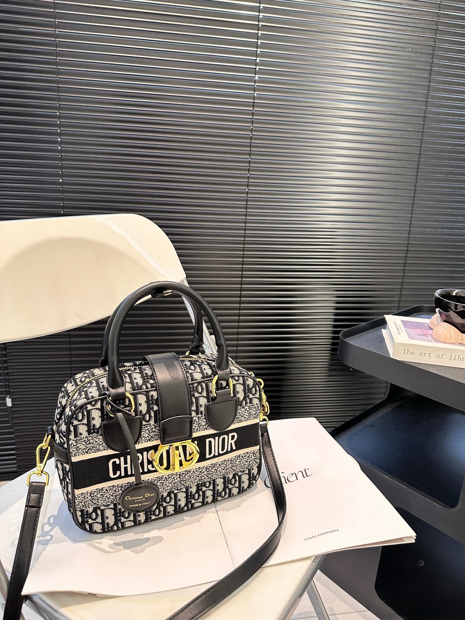 【DIOR公式旗艦店】ディオール  斜めがけバッグ 当日出荷 好評に付き再入荷！25*18CM 240720