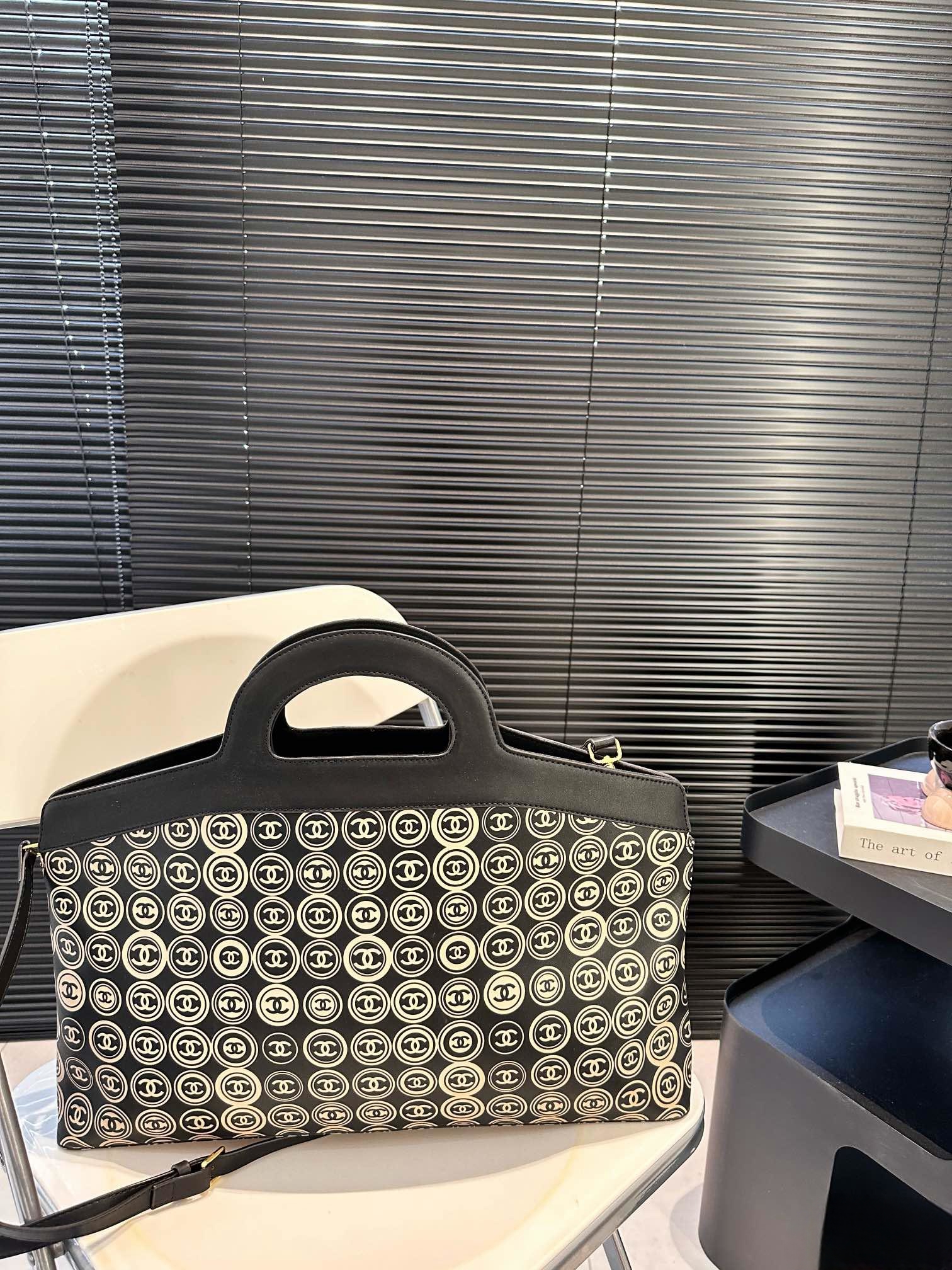 【CHANEL 公式旗艦店】シャネル 斜めがけバッグ 当日出荷 好評に付き再入荷！45*28CM  240723