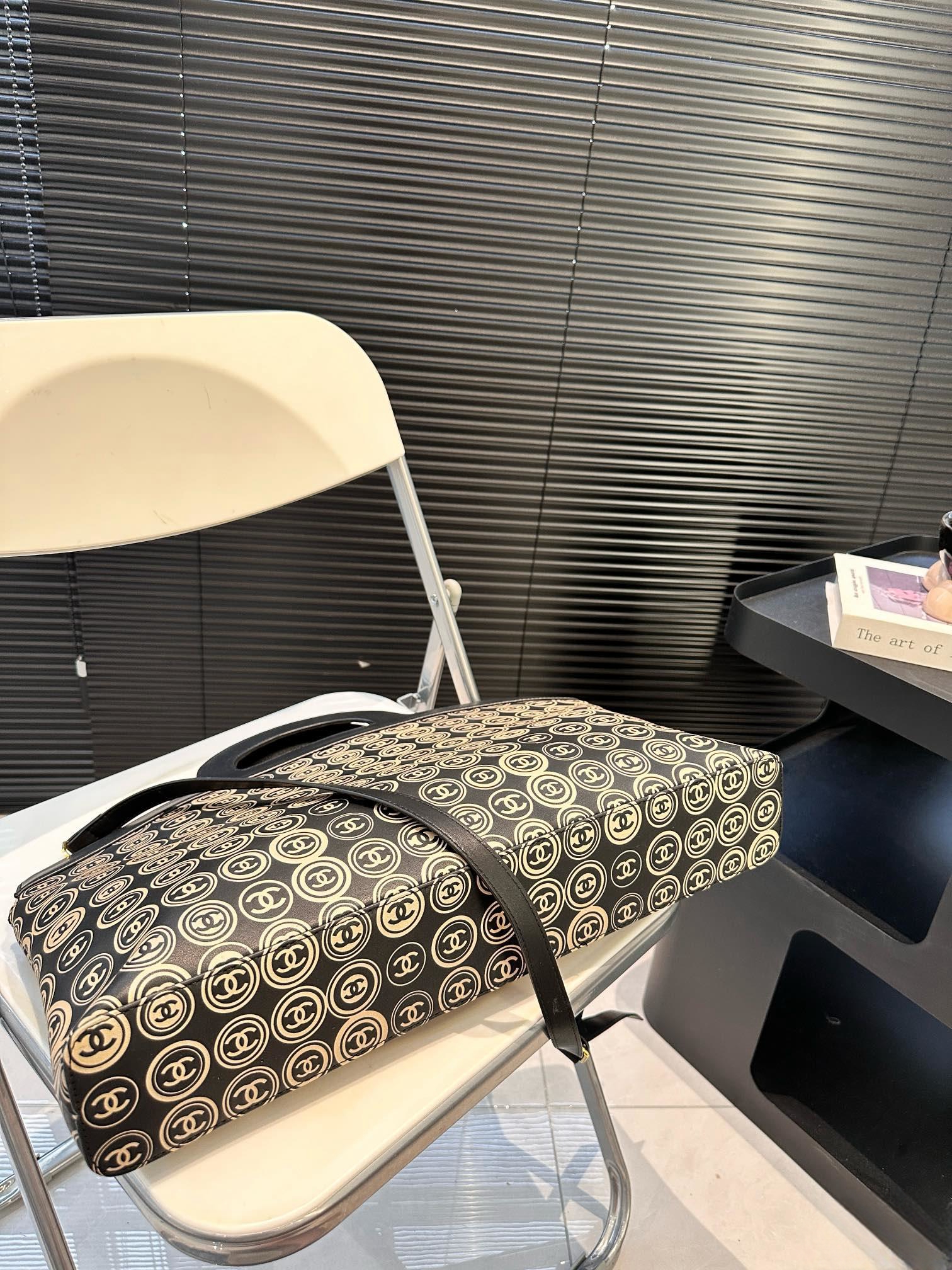 【CHANEL 公式旗艦店】シャネル 斜めがけバッグ 当日出荷 好評に付き再入荷！45*28CM  240723