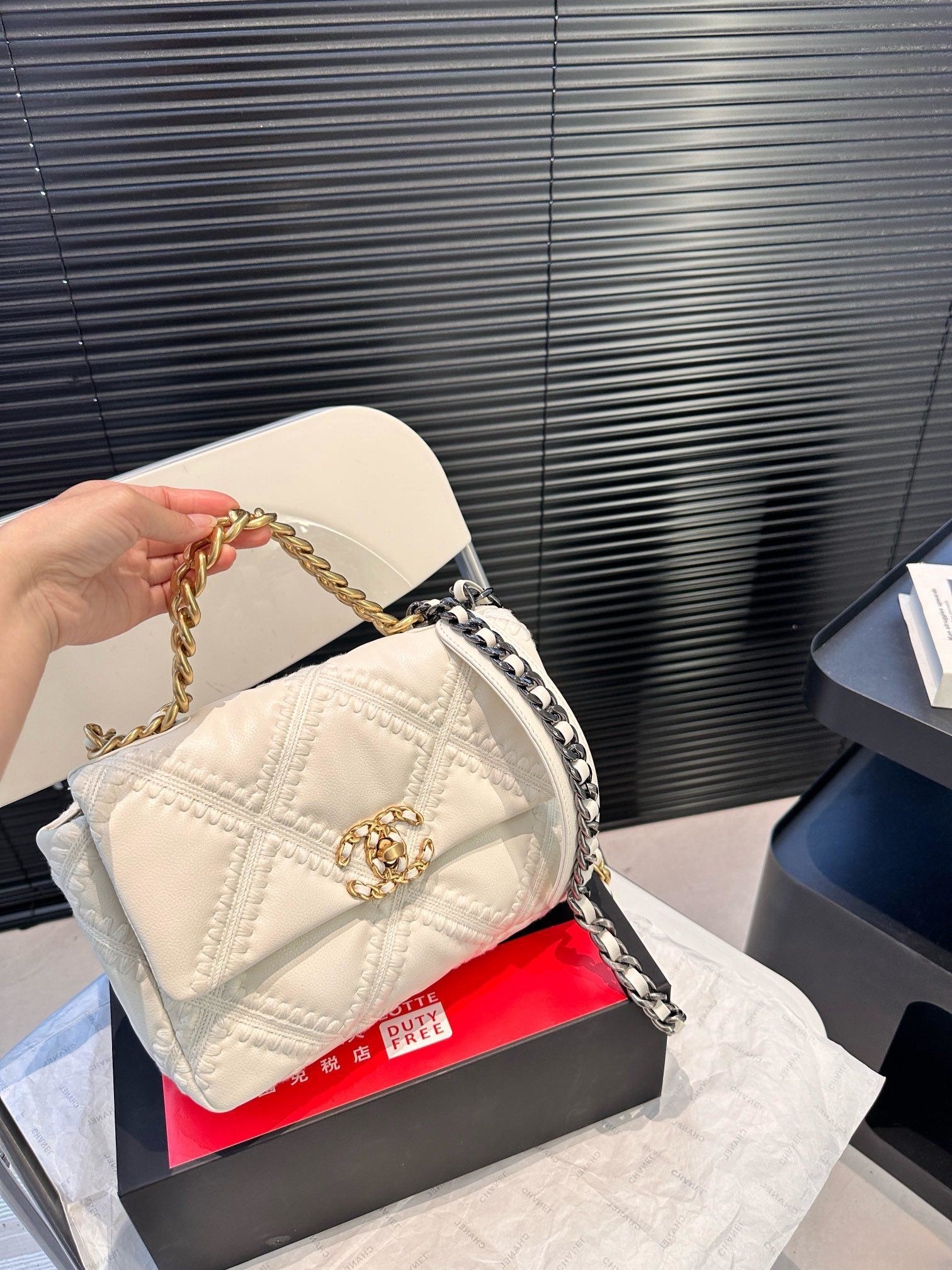 【CHANEL 公式旗艦店】シャネル 斜めがけバッグ 当日出荷 好評に付き再入荷！25*17CM  240723