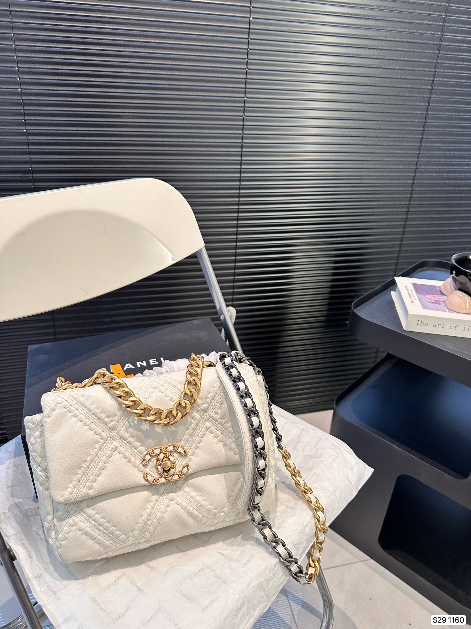 【CHANEL 公式旗艦店】シャネル 斜めがけバッグ 当日出荷 好評に付き再入荷！25*17CM  240723