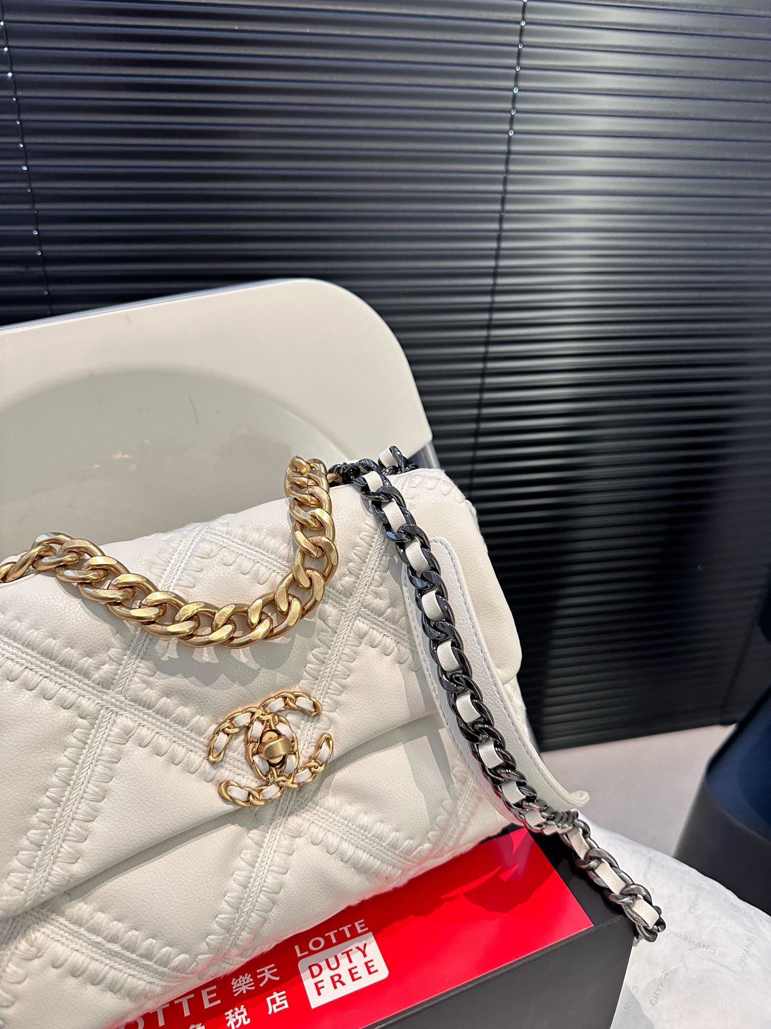 【CHANEL 公式旗艦店】シャネル 斜めがけバッグ 当日出荷 好評に付き再入荷！25*17CM  240723