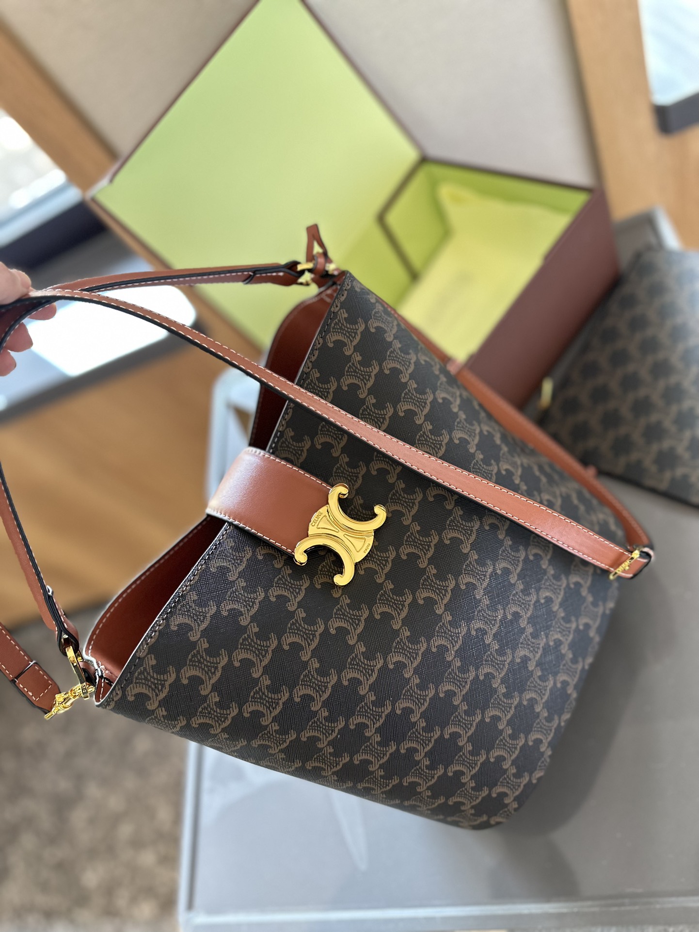 【CELINE 公式旗艦店】セリーヌ 斜めがけバッグ 当日出荷 好評に付き再入荷！18*22CM  1240722