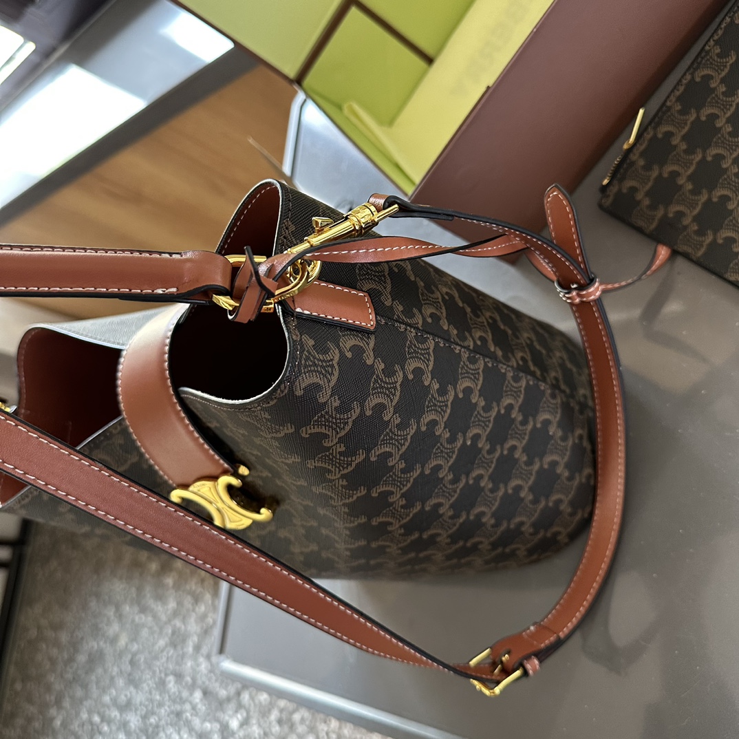 【CELINE 公式旗艦店】セリーヌ 斜めがけバッグ 当日出荷 好評に付き再入荷！18*22CM  1240722