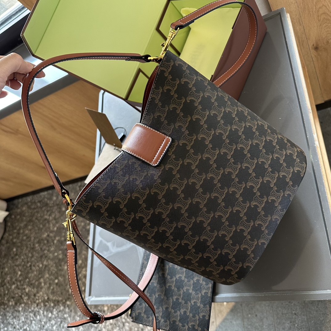 【CELINE 公式旗艦店】セリーヌ 斜めがけバッグ 当日出荷 好評に付き再入荷！18*22CM  1240722