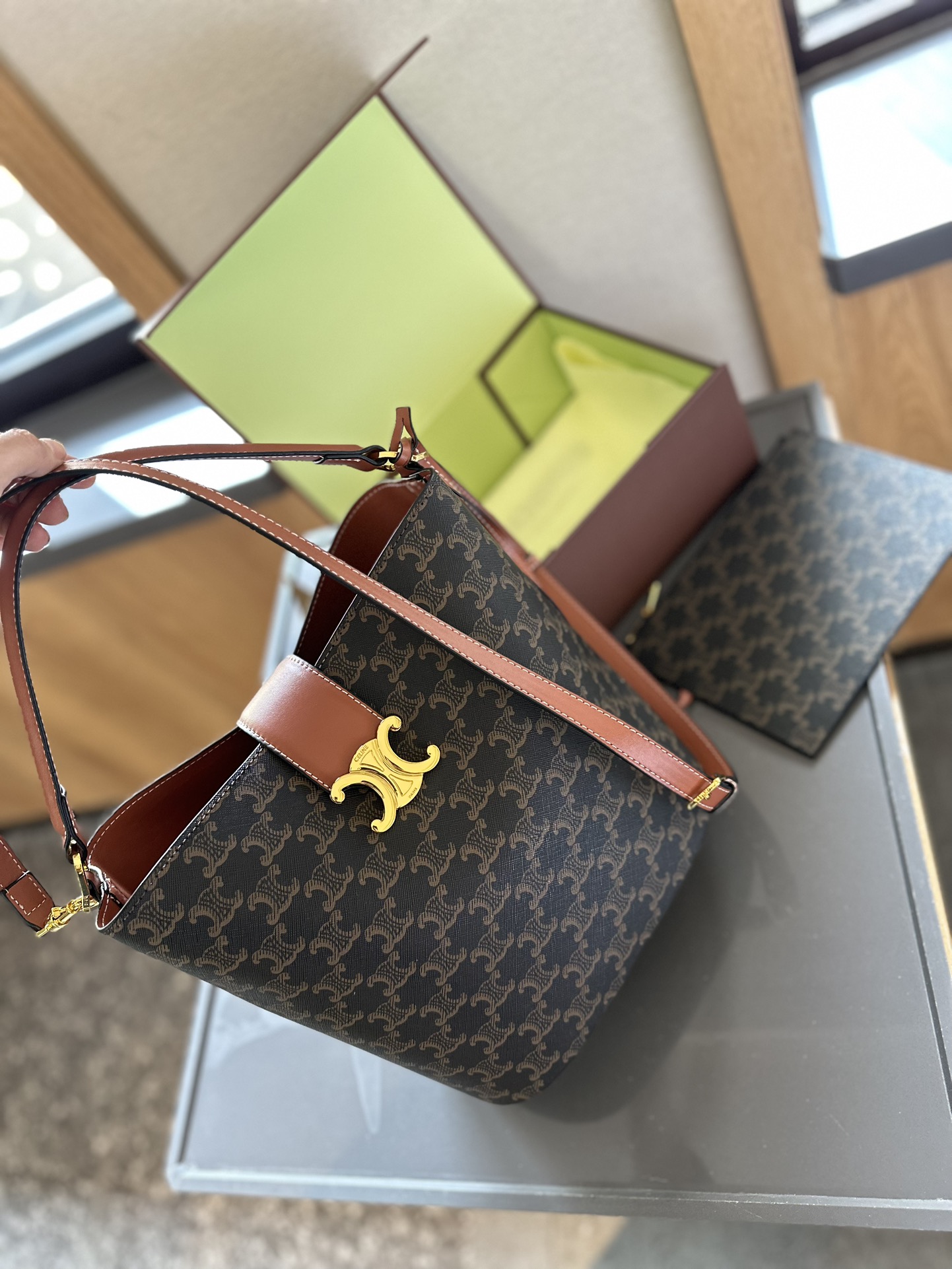 【CELINE 公式旗艦店】セリーヌ 斜めがけバッグ 当日出荷 好評に付き再入荷！18*22CM  1240722