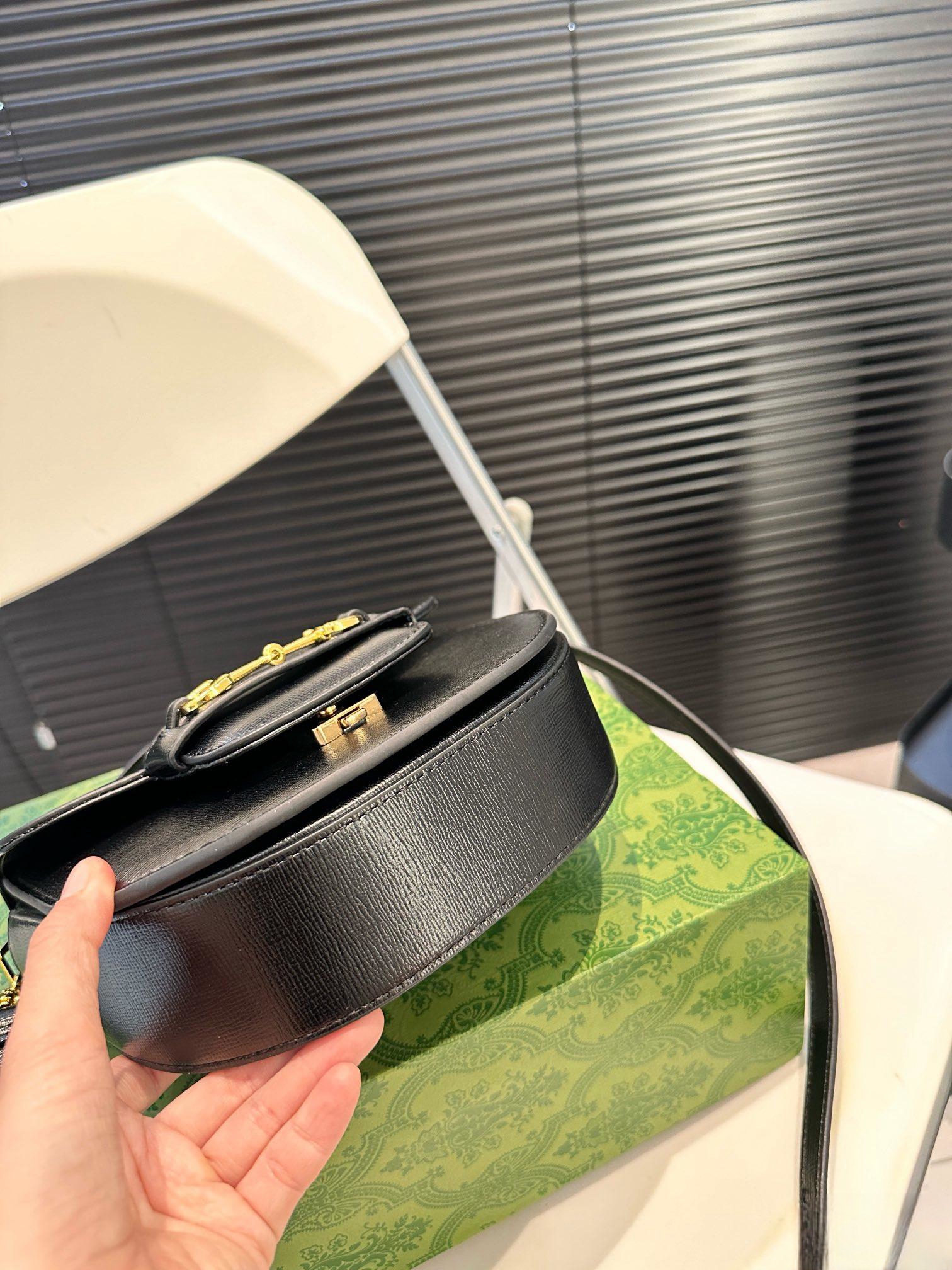 【GUCCI 公式旗艦店】グッチ 斜めがけバッグ 当日出荷 好評に付き再入荷！19*17.5CM  240724