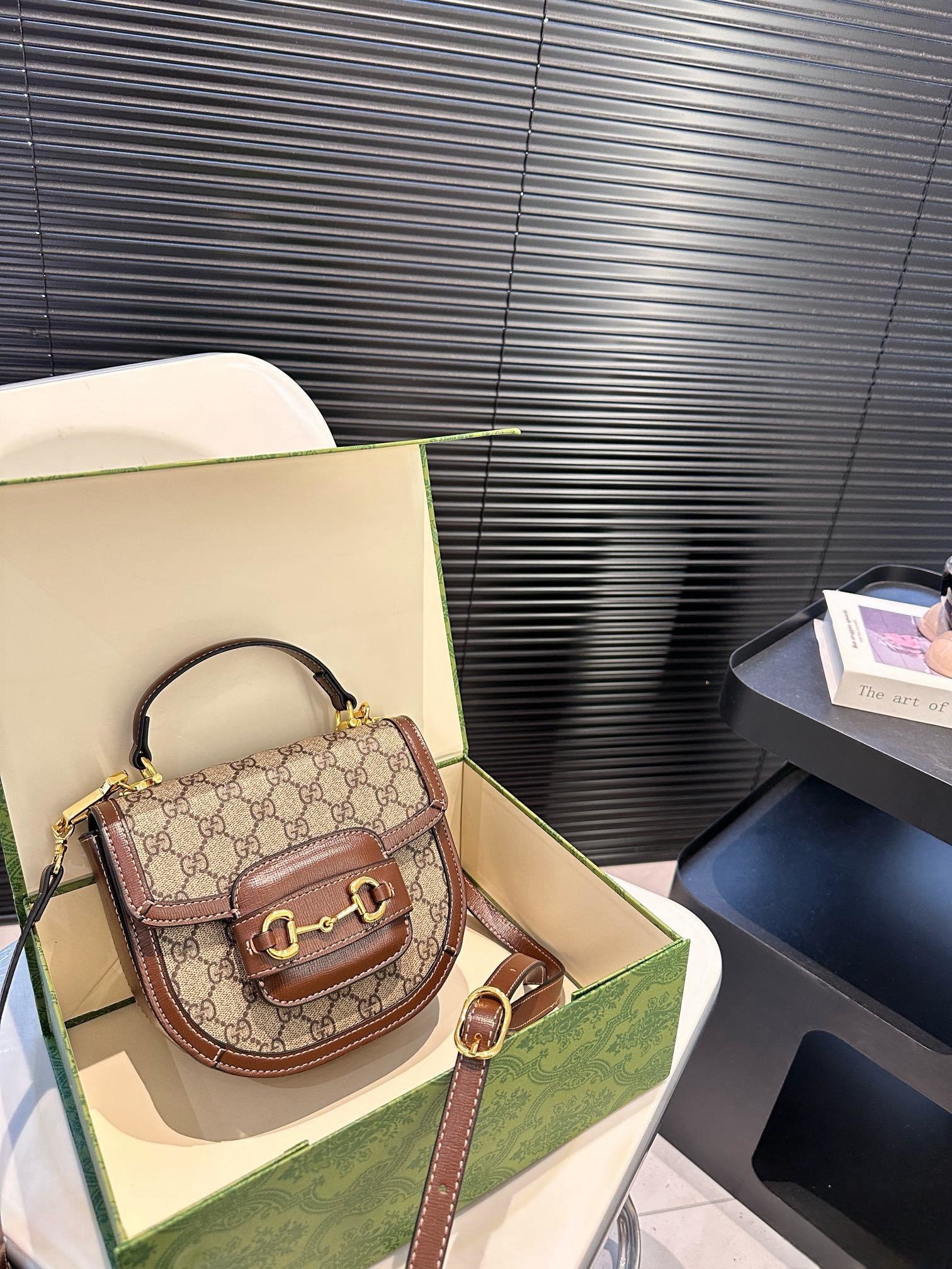 【GUCCI 公式旗艦店】グッチ 斜めがけバッグ 当日出荷 好評に付き再入荷！19*17.5CM  240724