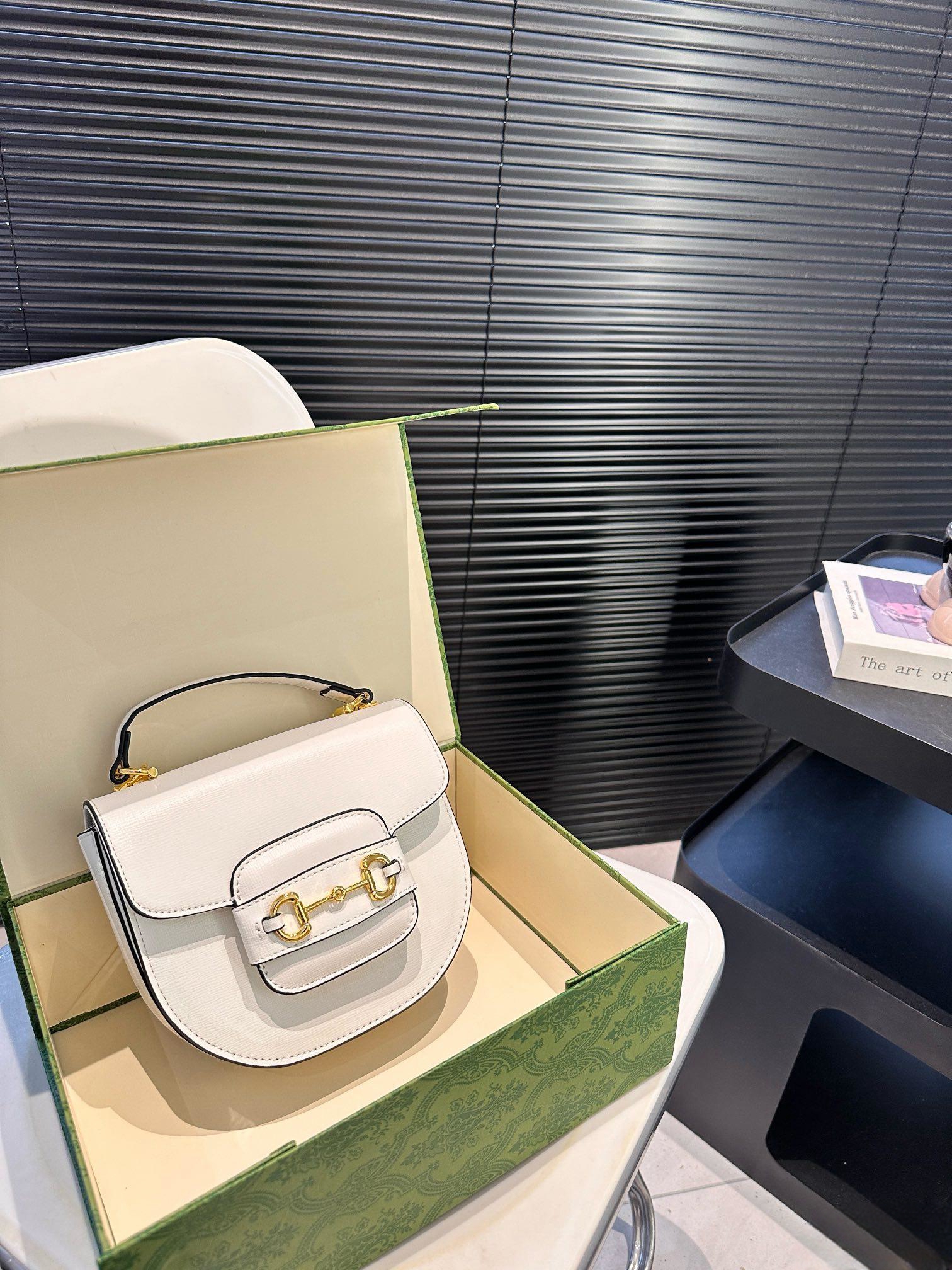 【GUCCI 公式旗艦店】グッチ 斜めがけバッグ 当日出荷 好評に付き再入荷！19*17.5CM  240724