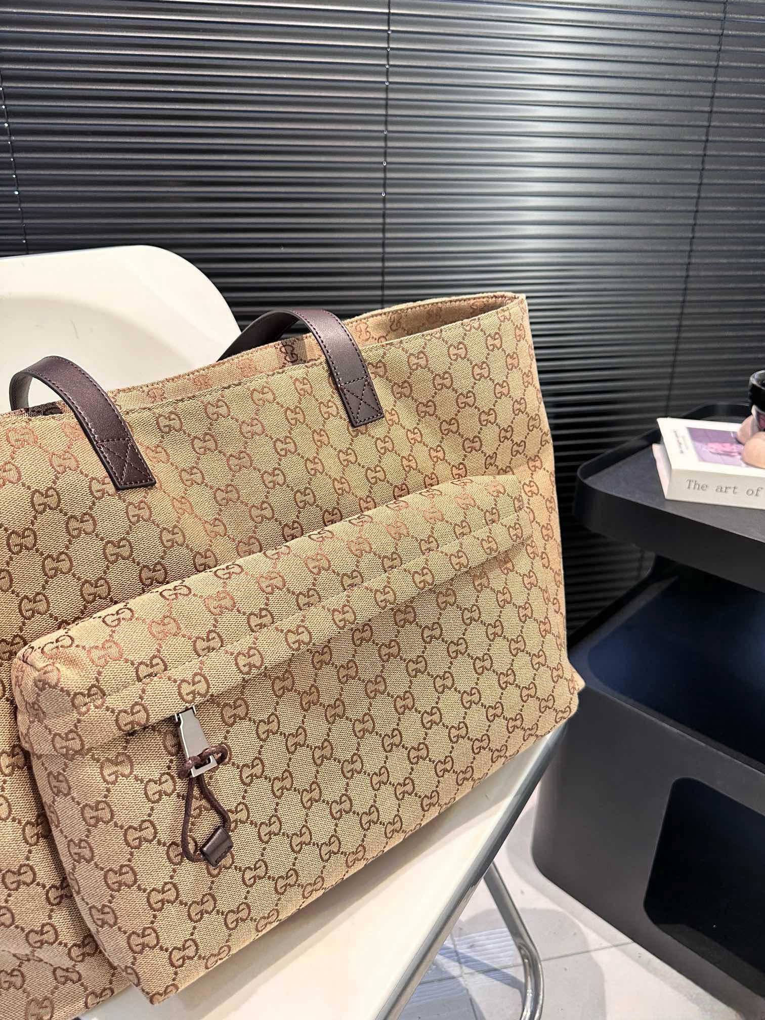 【GUCCI 公式旗艦店】グッチ ハンドバッグ 当日出荷 好評に付き再入荷！44*31CM  240724