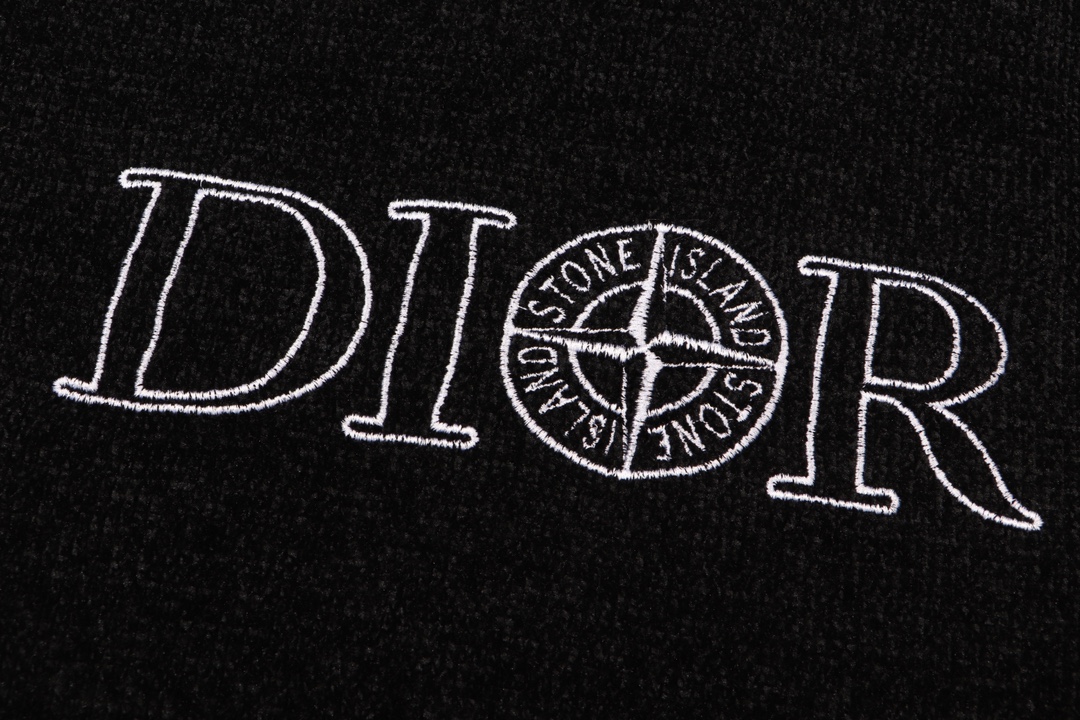 【DIOR  公式旗艦店】ディオール  セーター好評に付き再入荷！ 241031