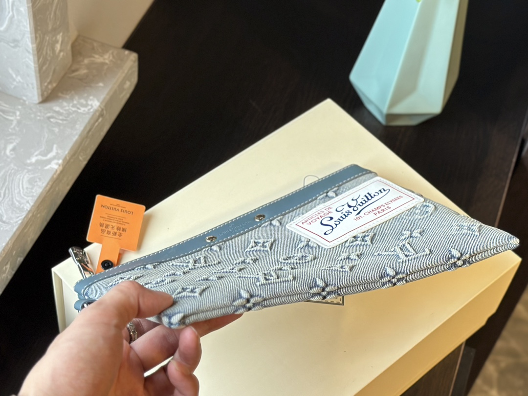 【LOUIS VUITTON  公式 旗艦店】 ルイヴィトン   クラッチバッグ 当日出荷 好評に付き再入荷！27*18CM