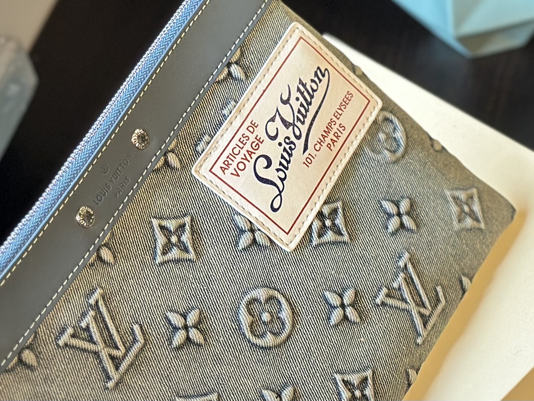 【LOUIS VUITTON  公式 旗艦店】 ルイヴィトン   クラッチバッグ 当日出荷 好評に付き再入荷！27*18CM