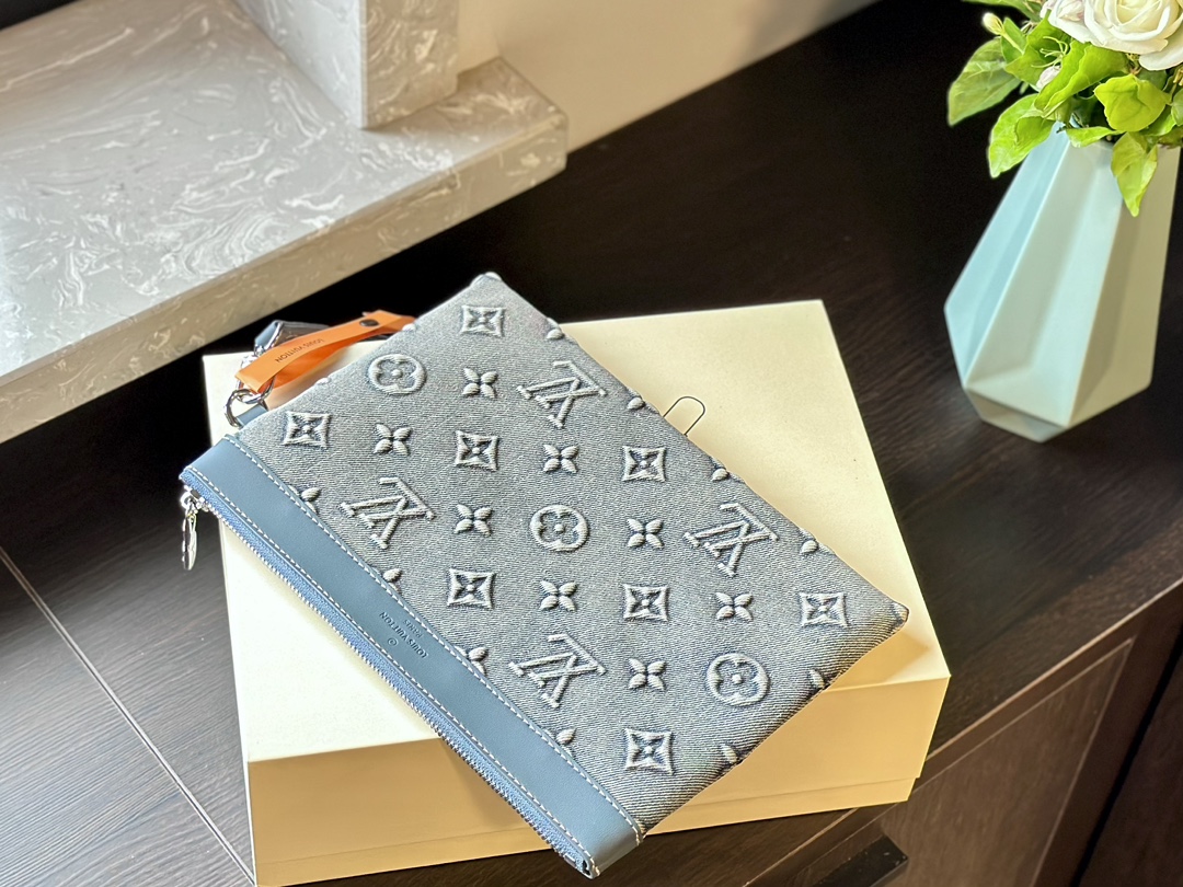 【LOUIS VUITTON  公式 旗艦店】 ルイヴィトン   クラッチバッグ 当日出荷 好評に付き再入荷！27*18CM