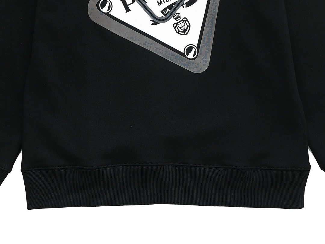 【PRADA 公式旗艦店】プラダ  丸首の衛衣 スウェットご好評に付き再入荷 240809