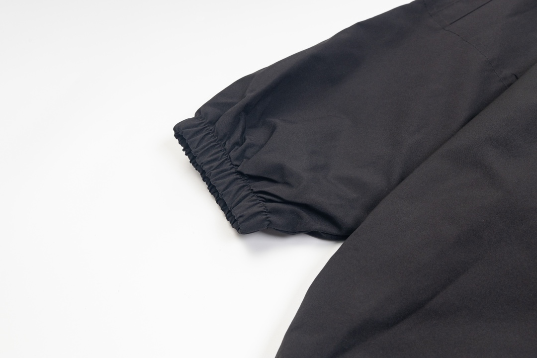 【BALENCIAGA 公式旗艦店】 バレンシアガ  ジャケット着 好評に付き再入荷 240827