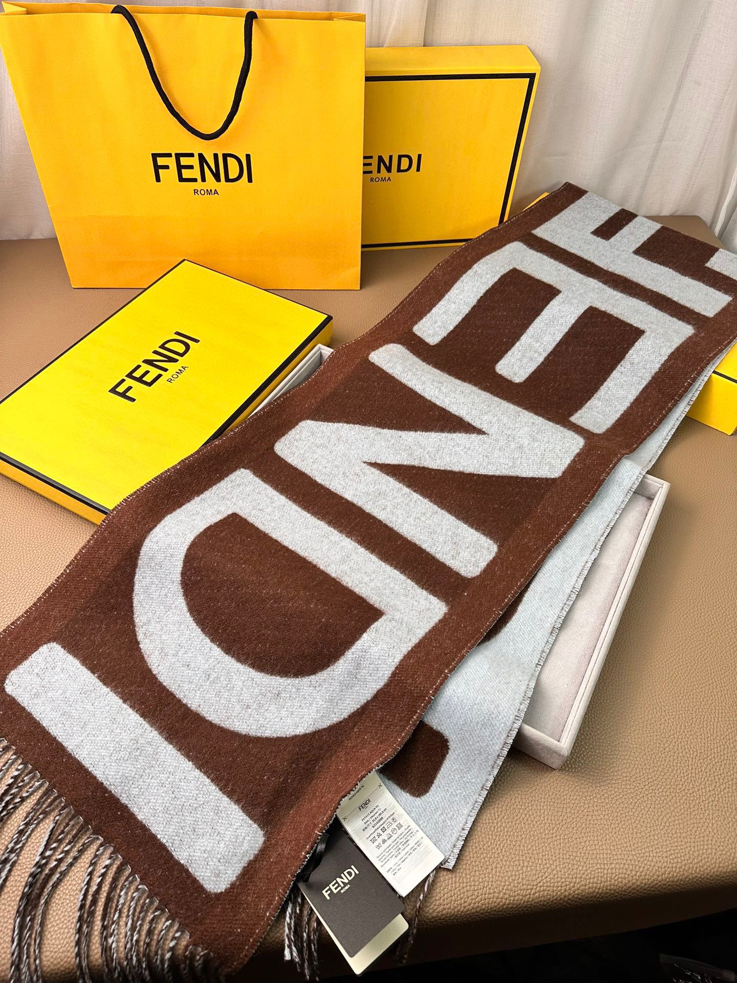 【FENDI  フェンディ】スカーフ30*180CM   241109