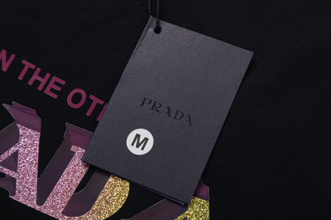 【PRADA 公式旗艦店】プラダ  丸首の衛衣 スウェットご好評に付き再入荷 240809