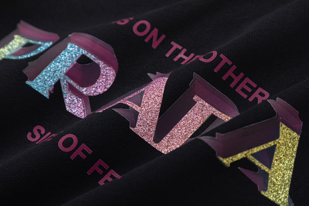 【PRADA 公式旗艦店】プラダ  丸首の衛衣 スウェットご好評に付き再入荷 240809