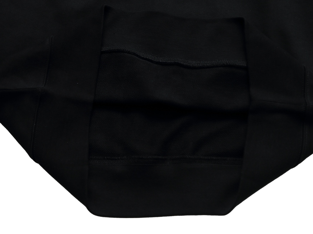 【GUCCI  公式旗艦店】グッチ 丸首の衛衣 スウェットご好評に付き再入荷 240828