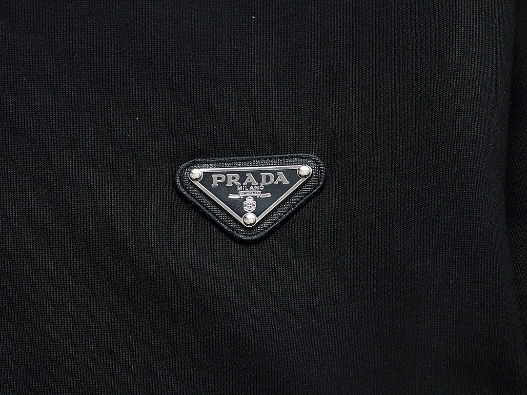 【PRADA 公式旗艦店】プラダ  丸首の衛衣 スウェットご好評に付き再入荷 240828