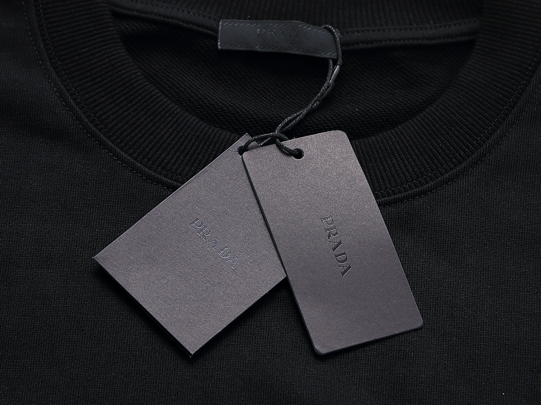 【PRADA 公式旗艦店】プラダ  丸首の衛衣 スウェットご好評に付き再入荷 240828