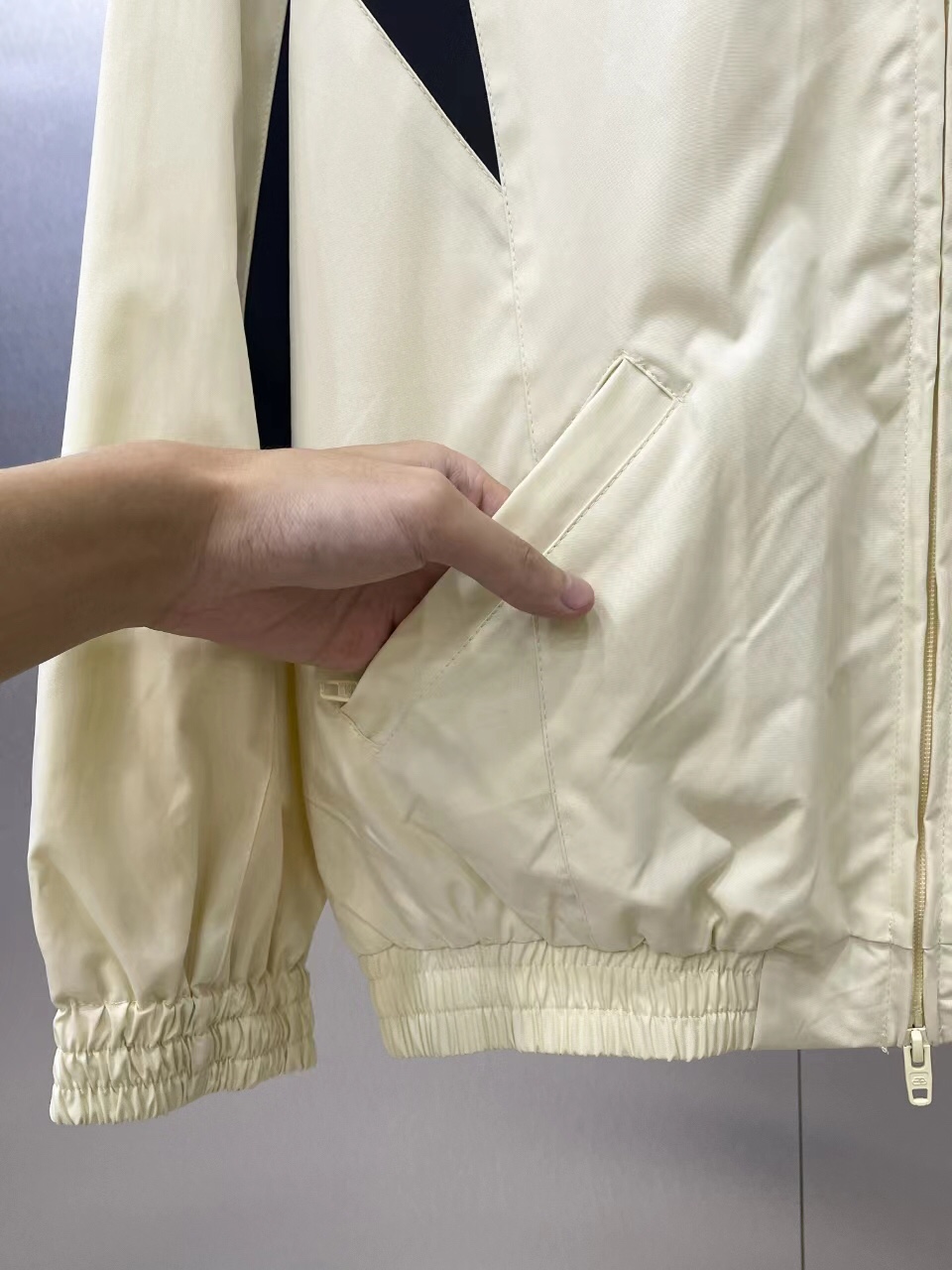 【BALENCIAGA 公式旗艦店】 バレンシアガ  ジャケット着 好評に付き再入荷 240827